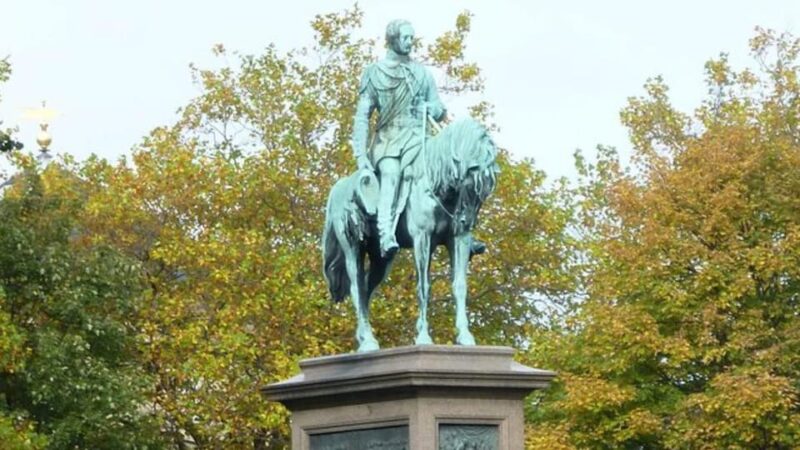 Edinburgh New Town: City Walking Tour & Exploration Game - Discovering Hidden Gems and Insider Facts