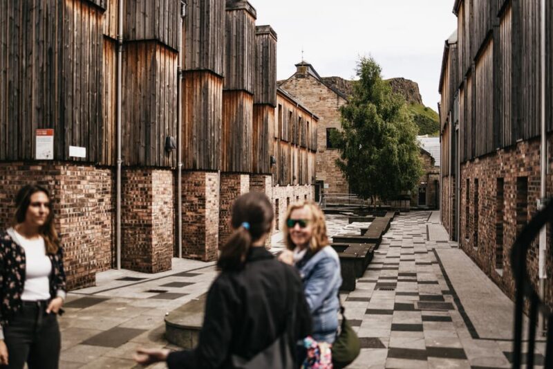 Edinburgh: Old Town Guided Walking Tour and Beer Tasting - Sample the Best Scottish Beers with Expert Guidance