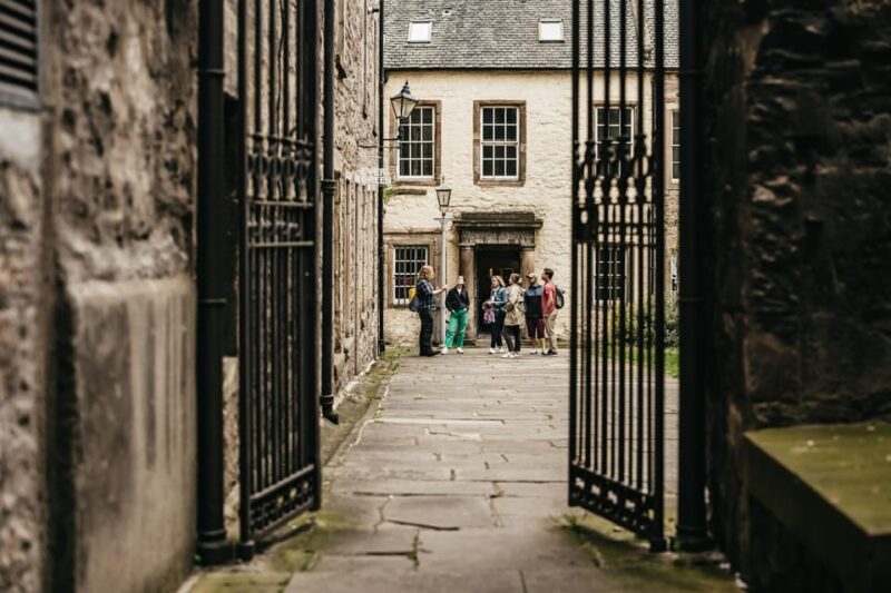 Edinburgh: Old Town Guided Walking Tour and Beer Tasting - Thematic Stops in the Canongate and Grassmarket