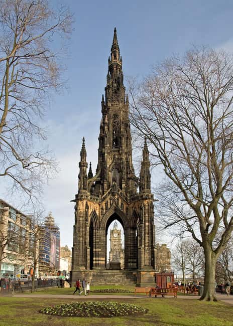 Edinburgh: Old Town Guided Walking Tour - Descending to the Old Town and the Royal Mile