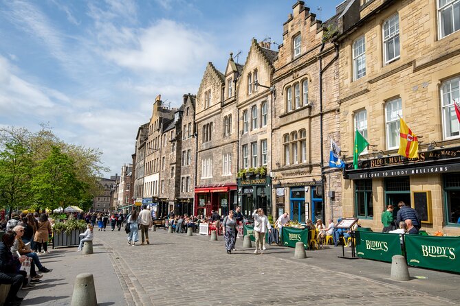 Edinburgh Old Town: Historical Guided Walking Tour - The Guide Experience and Group Size