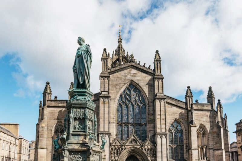 Edinburgh: Old Town History and Tales Walking Tour - Insightful and Approachable Guides Make the Difference