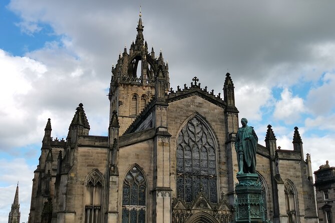 Edinburgh Old Town Private Self-Guided Tour - Discovering the Edinburgh City Chambers and Its Role
