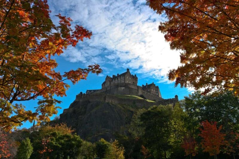 Edinburgh: private guided tour in French with Clémentine - Exploring the Exterior of Edinburgh Castle from the Outside