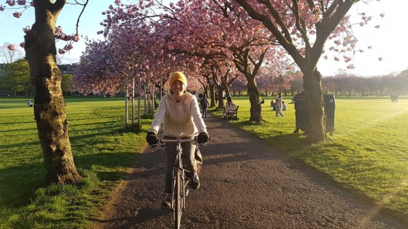 Edinburgh: private guided tour in French with Clémentine - The Serene Greyfriars Kirkyard and Its Legends