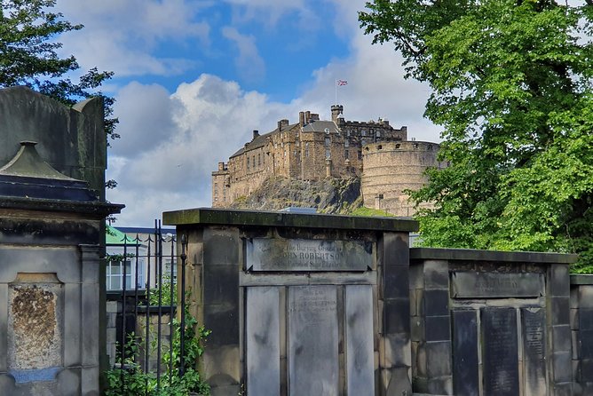 Edinburgh Private Walking Tour - Views from Advocates Close and the Old to New Town Panorama