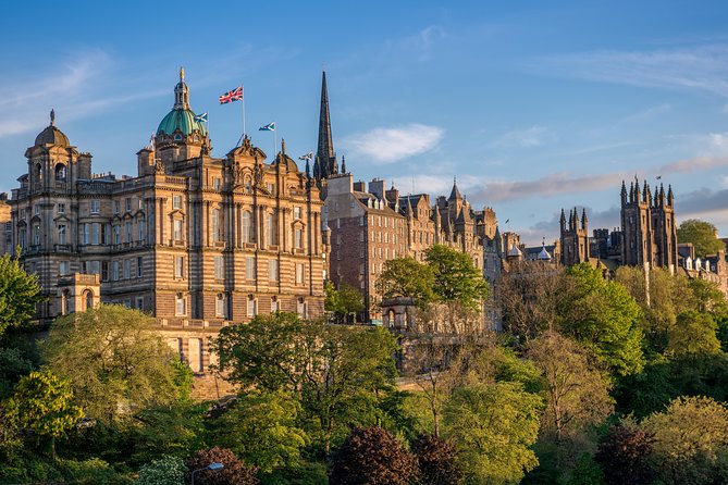Edinburgh Rail Trip from London with Castle entry and Hop-on Hop-off bus - Discovering the Old Town and the Royal Mile