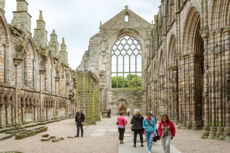 Edinburgh: Royal Attractions with Hop-On Hop-Off Bus Tours - Visiting Holyroodhouse Palace: Schedule and Closures