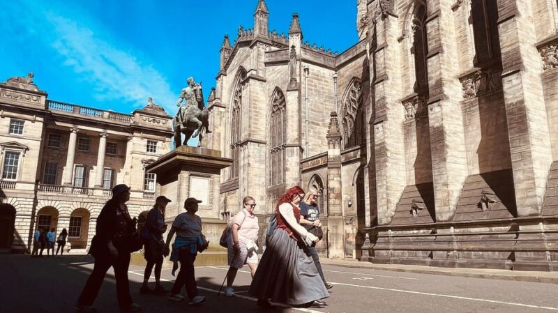 Edinburgh: Royal Mile Old Town Walking Tour - The Guide’s Storytelling Style and Attire
