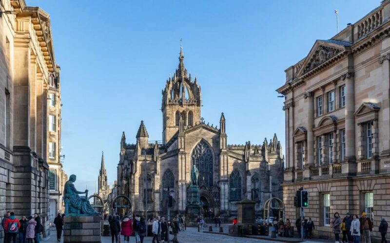 Edinburgh: Royal Mile Walking Tour & Exploration Game - Discovering Hidden Gems and Local Secrets
