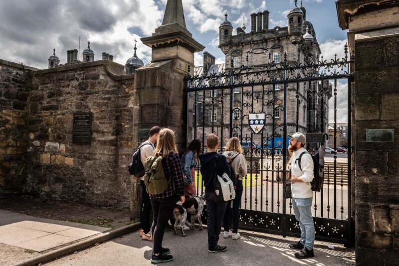 Edinburgh: Stunning Old Town Walking Tour - Explore Edinburghs Historic Old Town for Just $7