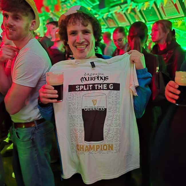 Edinburgh: Ultimate Pub Crawl Party with 7 Bars & 1 Club - Social Vibe and Crowd Composition