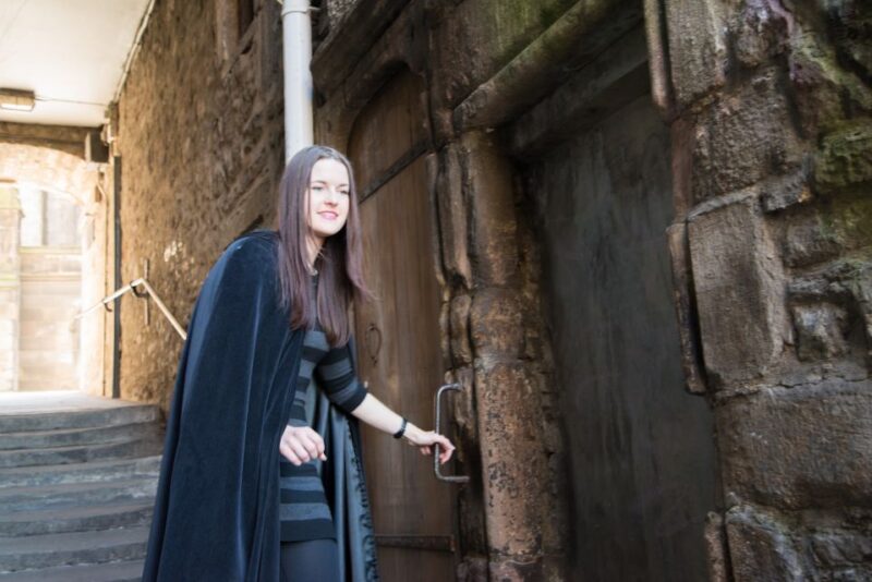 Edinburgh: Underground Vaults Evening Ghost Tour with Whisky - The Storytelling Style of the Guides