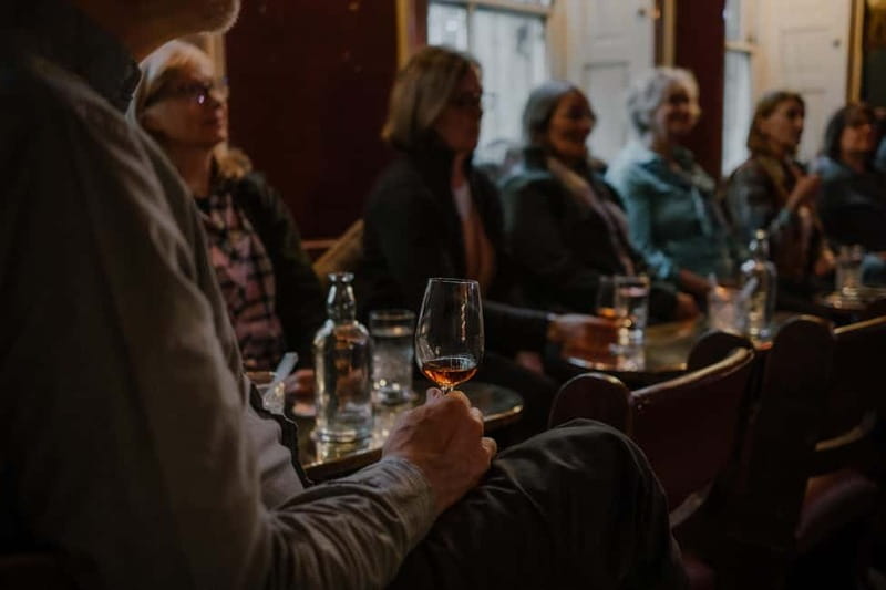 Edinburgh: Whisky Tasting and Storytelling in a Historic Pub - Meet the Local Whisky Expert and Their Storytelling Style