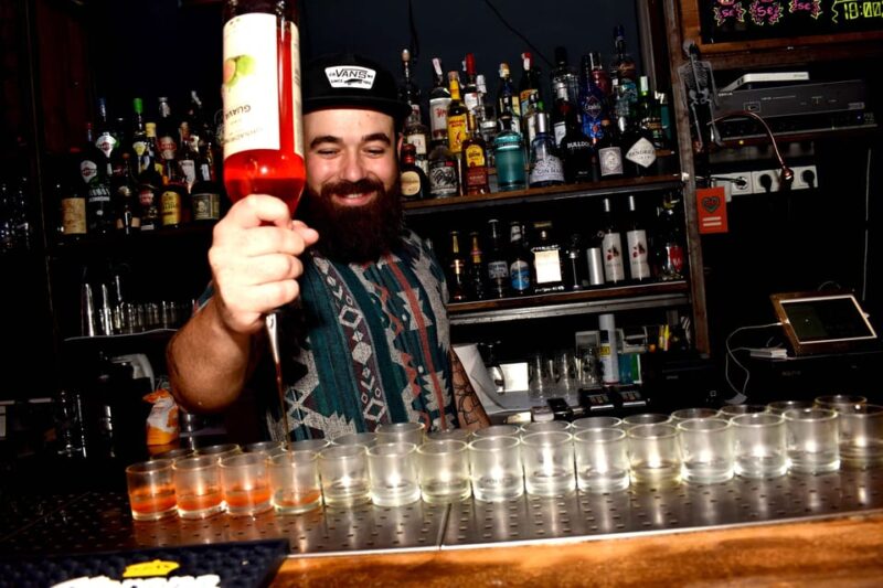 Edinburgh's Best Bar Crawl: Free Shots, Discounts, Photos - The Role of Guides in Creating a Fun Atmosphere