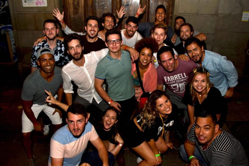 Edinburgh's Best Bar Crawl: Free Shots, Discounts, Photos - Practicalities: Timing, Pacing, and Group Size