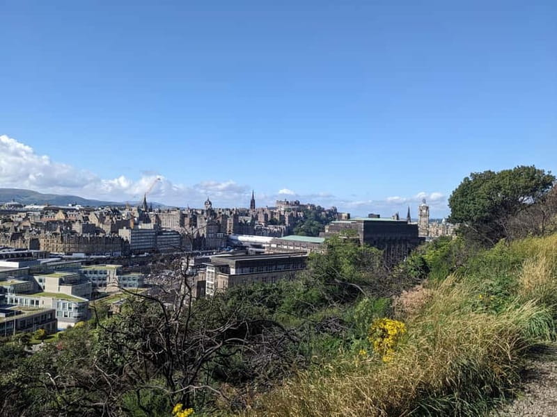 Edinburgh's must-see attractions: walking tour in French - Exploring Calton Hill and Its Historical Significance