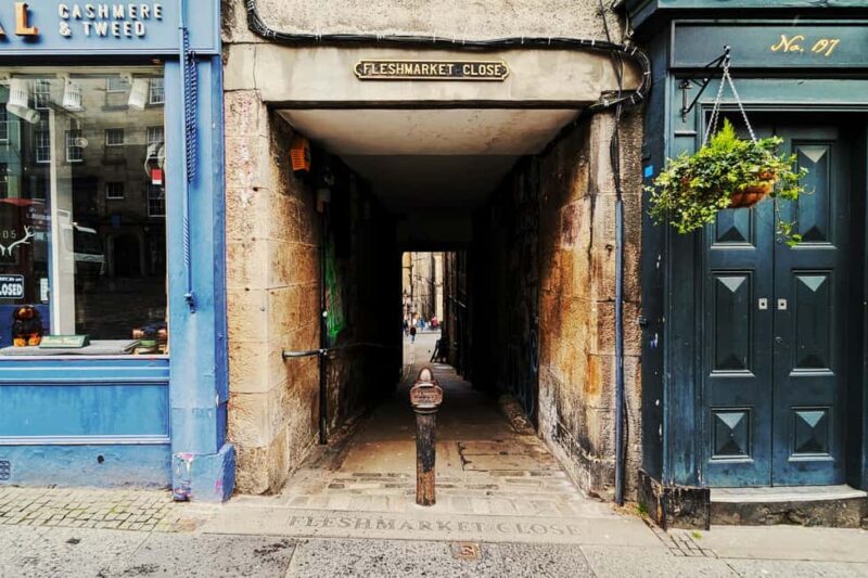Edinburgh's Royal Mile Alley Tour - Visiting Secret Gardens in the Heart of Old Town