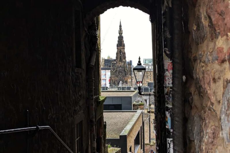 Edinburgh's Royal Mile Alley Tour - The Guides: English and Spanish Narration