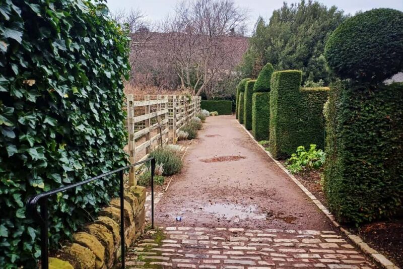 Edinburgh's Royal Mile Alley Tour - Concluding the Walk at Holyroodhouse and Beyond