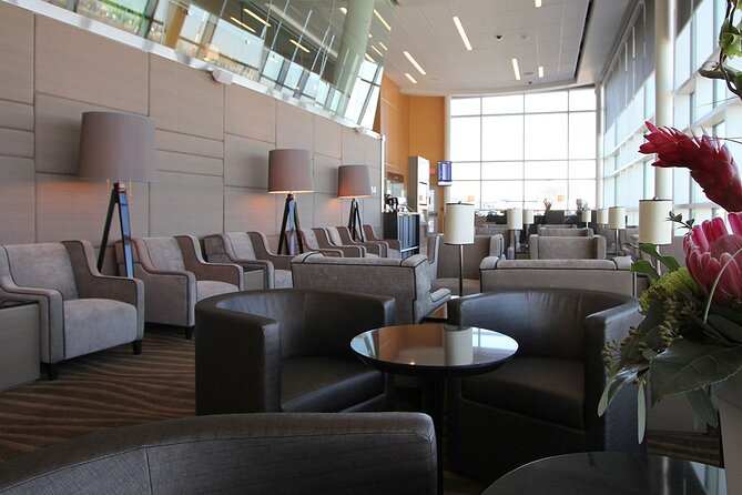 Edmonton International Airport Plaza Premium Lounge - The Food and Beverage Experience: Hot Buffet and Drinks
