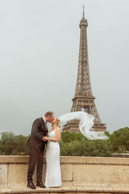 Eiffel Tower privat Photoshoot - The Experience Provider and Booking Details