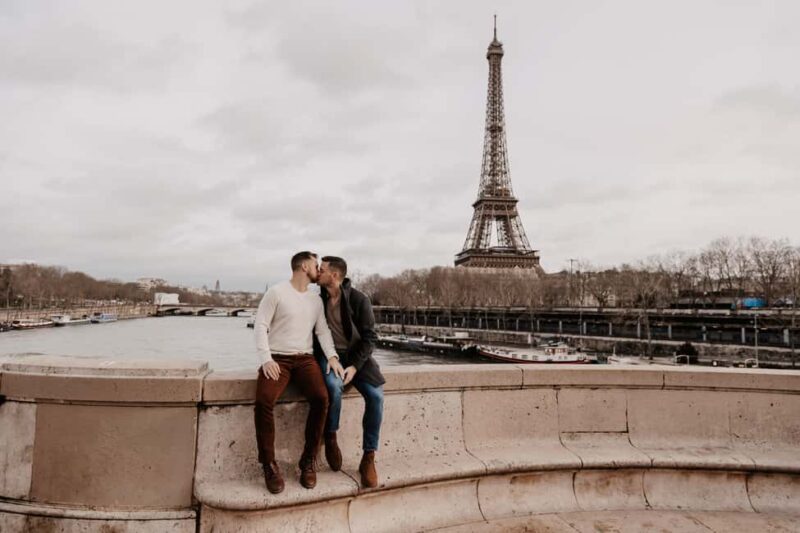 Eiffel Tower Proposal lgbtqia+ / 1h Photographer - Options to Elevate Your Eiffel Tower Proposal