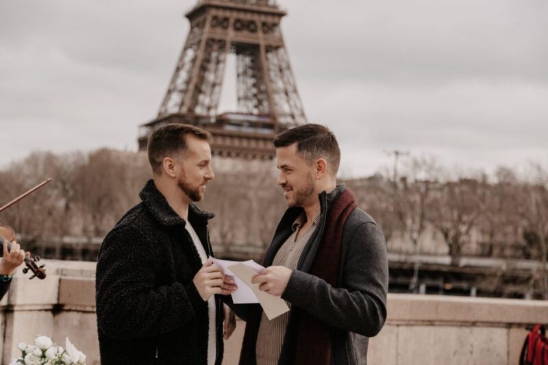 Eiffel Tower Proposal lgbtqia+ / 1h Photographer - The Photoshoot: Professional Memories of Your Engagement