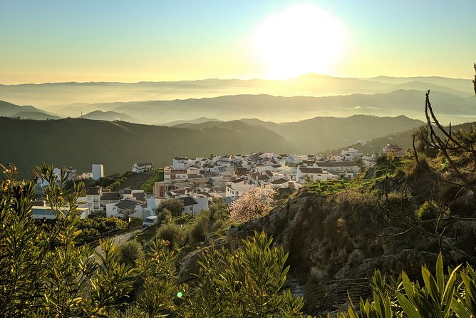 El Saltillo Gorge and White Village Hiking Tour from Malaga - Wildlife Encounters and Mountain Sunset Views