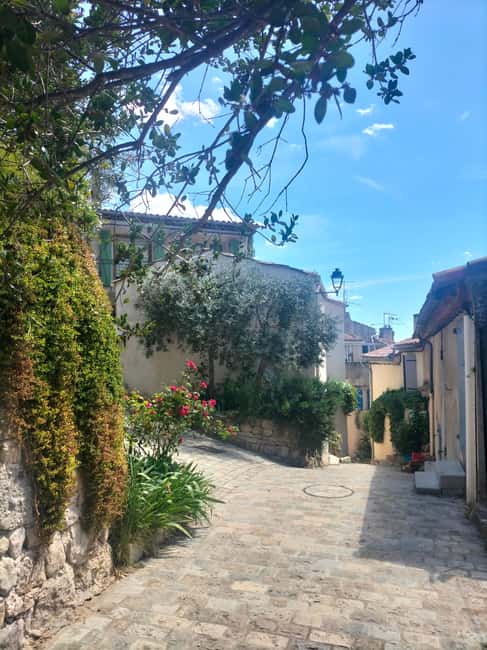 Elegant Aix-en-Provence & Authentic Countryside Wine Tour - Exploring the Hilltop Village and Playing Pétanque