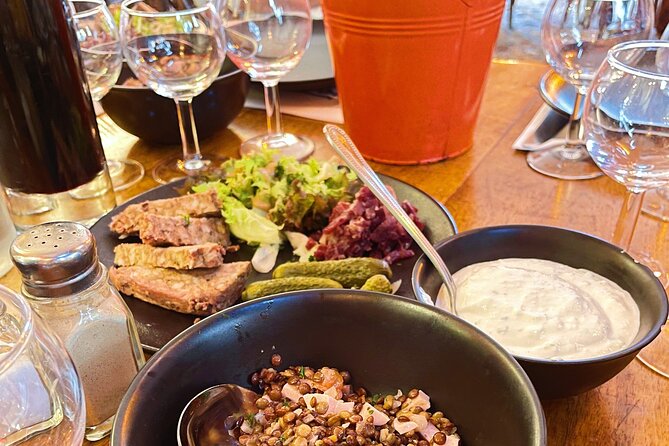 Embark on an aperitif journey through the old town - The Role of the Expert Guide in Enhancing the Experience