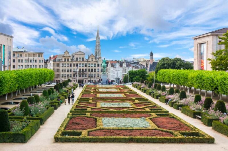 Enchanting Brussels Private Tour: History & Culture Unveiled - Visiting the Royal Palace and Its Exterior
