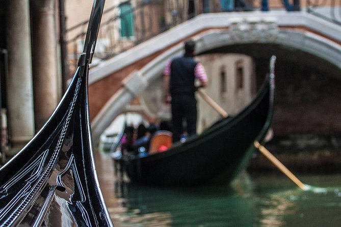 Enchanting Venice: Private Gondola Experience - The Role of the Gondolier and Tour Dynamics