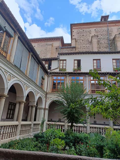 English: Toledo Marzipan Convent Route with tasting and wine - Starting at Plaza Zocodover: The Meeting Point and Logistics