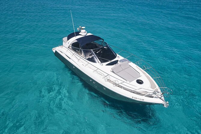 Enjoy an unforgettable experience with the Elegant CRANCHI 47 - The Elegant CRANCHI 47: A Stylish and Comfortable Yacht