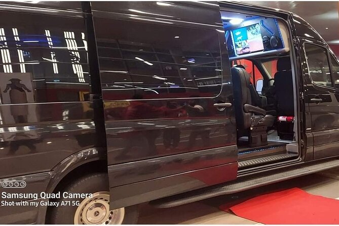 Enjoy Woodinville Winery area by Chauffeured Private Vehicle - Enjoy a Luxurious Private Winery Tour in Woodinville for Up to 2 People