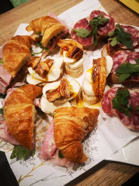 Enjoyment with history - through the wine taverns of Krems & Stein an der Donau - Navigating Historic Alleys and Charming Wine Taverns