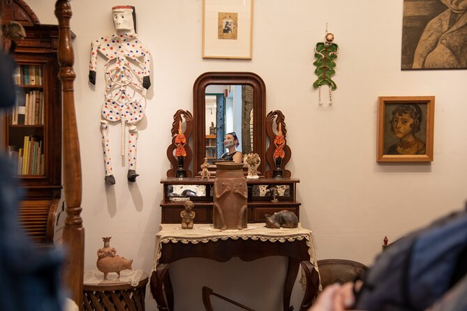 Entrance to Frida Kahlo Museum with Written Guide - The Digital Guide and Its Role in the Tour Experience