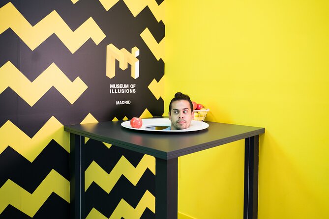 Entrance to the Museum of Illusions Madrid - The Experience for Families, Couples, and Kids