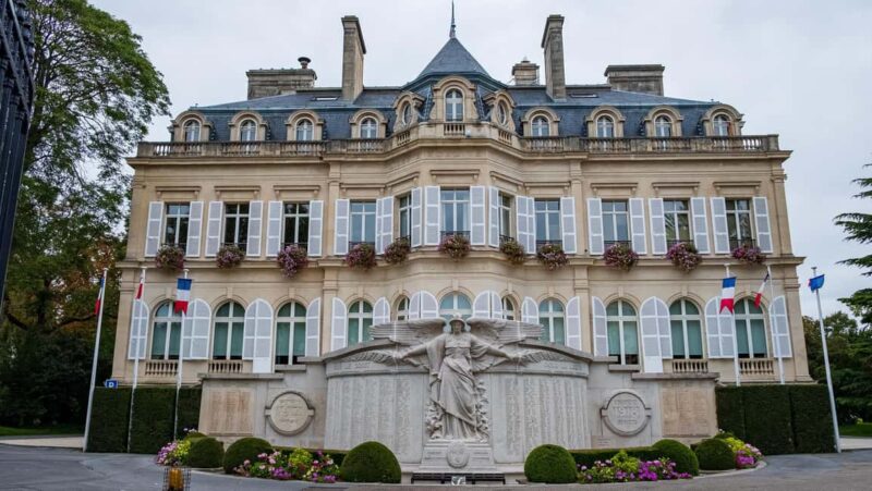 Epernay: Private Guided Tour of the Heart of Champagne - Discovering the Town Hall and Gardens