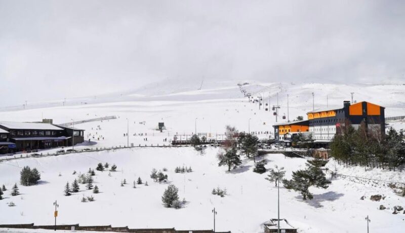 Erciyes Mountain & Ski Tour with Professional Ski Instructor - Enjoying an Authentic Mountain Lunch with Scenic Views