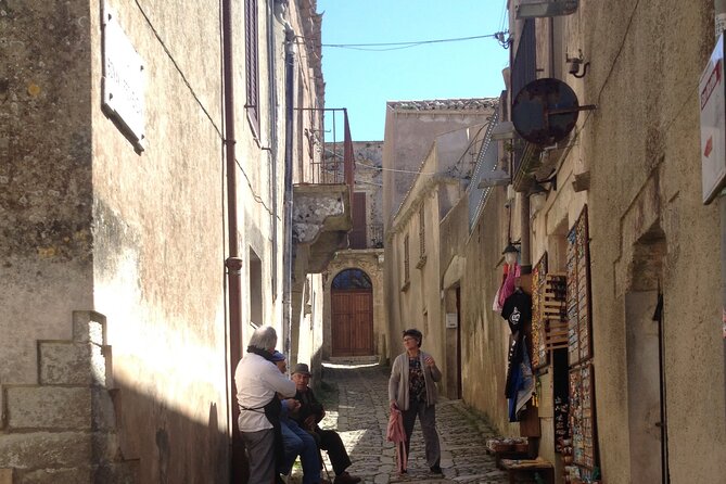 Erice walking-tour, the ancient village and local products (all incl) - Visiting the Medieval Gateway: Porta Trapani