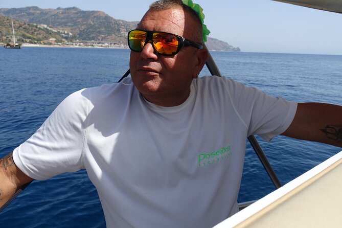 Escursioni in barca Taormina Giardini Naxos Isola bella - Enjoying an Aperitif with Sicilian Flavors