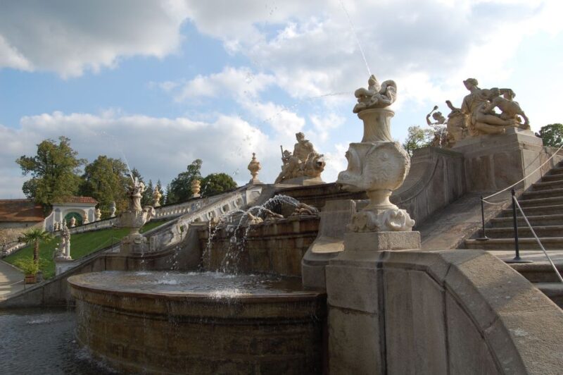 eský Krumlov: 2 Hour Private Walking Tour with Guide - Castle Views and Courtyards