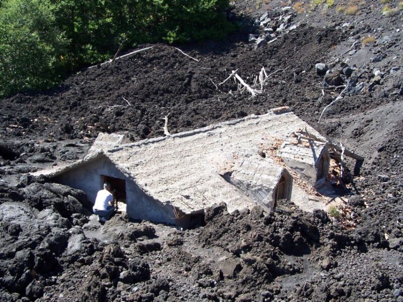 Etna by Panoramic Bus, Audioguide 9 languages, from Catania - The Long Stay at Rifugio Sapienza at 2000 Meters