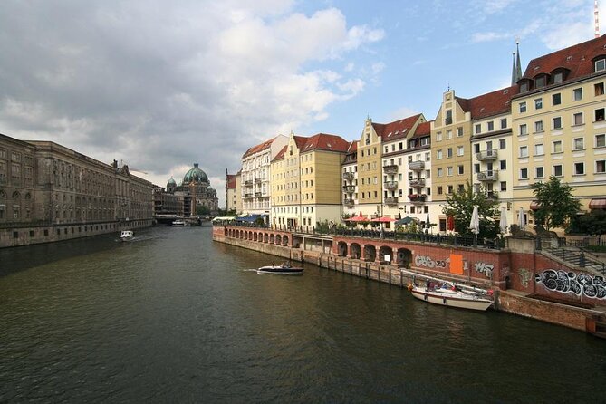 Evening aperitif tour aboard the motor yacht Fitzgerald - Discover Berlins Waterway Charm on the Fitzgerald Aperitif Tour