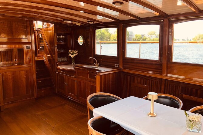 Evening aperitif tour aboard the motor yacht Fitzgerald - Viewing the Historic District Near Alexanderplatz