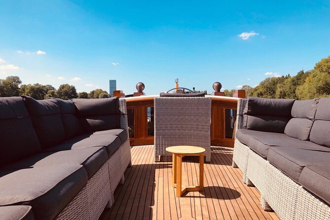 Evening aperitif tour aboard the motor yacht Fitzgerald - Glimpse of the Reichstag Building and Federal Chancellery