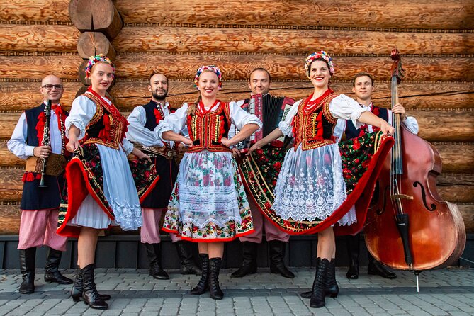 Evening Folk Show, singing, dancing and delicious food - What the Evening Entails at Skansen Smaków