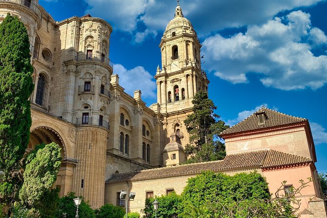 Evening Tapas Tour in Malaga - What Makes This Tour Stand Out: Knowledgeable Guides and Authentic Locations